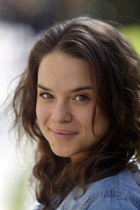 Kristína Svarinská.
Půvabná slovenská herečka Kristína Svarinská se narodila 14. května 1989 v Bratislavě. Zde také vystudovala jazykové gymnázium. Před kameru se postavila poprvé v jedenácti letech, kdy si zahrála postavu Kiky ve slovenském filmu režiséra Vlada Balce Dážď padá na naše duše. Herecký talent projevila také v českém filmu Nevěrné hry (2003) nebo v několika slovenských seriálech. V Obchode so šťastím (2008) ztvárnila rebelku Simonu, v Keby bolo keby (2009) dceru Diany Mórové a Romana Luknára a do zájmu pozornosti se dostala také prostřednictvím seriálu Panelák (2009–2010), jako hyperaktivní Nika. Kristína se věnuje také divadlu a dabingu. V roce 2010 se zúčastnila slovenské soutěže Showdance, kde skončila na pátém místě.