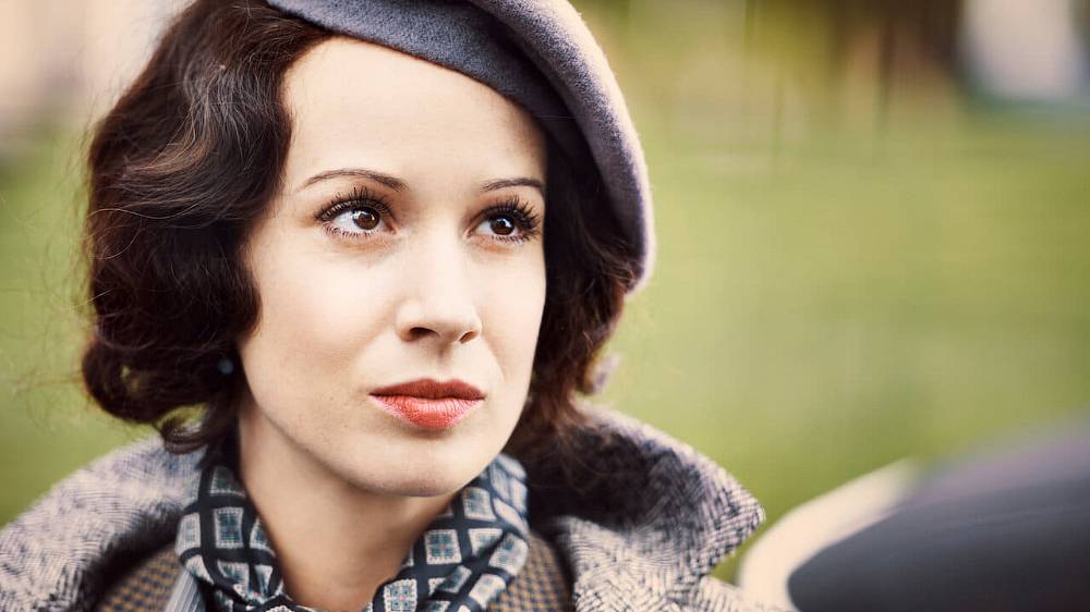 Tatiana Pauhofová.
Tatiana Pauhofová je slovenská filmová a divadelní herečka. Po absolvování gymnázia od roku 2001 studovala herectví na VŠMU v Bratislavě. Působí také v dabingu a reklamě. V současné době hraje ve Slovenském národním divadle, kde má stálé angažmá. Na televizní obrazovce se poprvé objevila jako desetiletá v seriálu Škriatok.

V roce 2006 získala slovenskou divadelní cenu sezóny - DOSKY za nejlepší ženský herecký výkon. Cenu obdržela za představení Manon Lescaut. V roce 2007 byla zařazena Evropskou organizací pro propagaci a export filmů European Film Promotion (EFP) do seznamu Shooting Stars 2007.