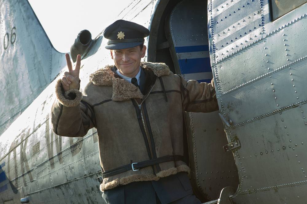 Zajímavá vztahovka na pozadí politických událostí. To je televizní film Balada o pilotovi se šarmantním Švehlíkem