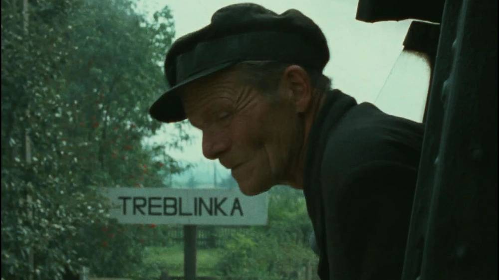 Shoah.
Režisér Claude Lanzmann pracoval na tomto rozsáhlém dokumentu o holocaustu jedenáct let, vedl vlastní rozhovory a odmítl použít jediný záběr archivního materiálu. Lanzmann rozděluje svědky holocaustu do tří kategorií - přeživší, přihlížející a pachatelé - a předkládá výpovědi přeživších z koncentračního tábora Chelmno, uprchlíka z Osvětimi, svědků povstání ve varšavském ghettu a také mrazivou zprávu důstojníka SS z Treblinky o plynových komorách.