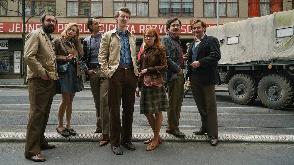 Vlny.
Dobový film Vlny režiséra Jiřího Mádla ukáže napínavé a doposud utajené příběhy novinářů Československého rozhlasu. Na konci 60. let, kdy zněl z rádiových vln rokenrol a studentské revolty měnily svět, nastoupí starší z bratrů do prestižní redakce rozhlasu. Záhy se ocitne v nebezpečném souboji redaktorů a tajných služeb. Ve víru událostí půjde brzy všem o život a hlavní hrdina stojí před drsnou volbou: ochránit bratra, nebo pravdu a kolegy? Film je inspirován skutečným příběhem skupiny novinářů mezinárodní redakce Československého rozhlasu a jejich odhodláním přinášet nezávislé zprávy za každou cenu.