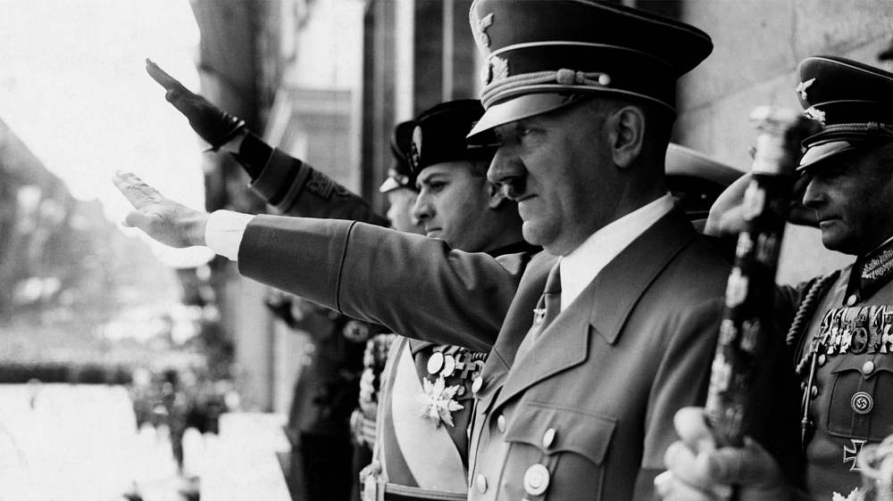 Holocaust - Odhalené koncentrační tábory.
Když se Adolf Hitler v roce 1933 stal říšským kancléřem, nastalo to, co polský Žid Raphael Lemkin nazval "Genocidou". Choré mozky "Führera" a jeho přívrženců se rozhodly zřídit řadu koncentračních a vyhlazovacích táborů; opravdové továrny na smrt byly rozšířeny po celém Německu a v řadě okupovaných zemích. Prvními vězni, kteří do nich přicházeli, byli členové levicových, komunistických a socialistických stran, a význační intelektuálové. Brzy přibývali Svědci Jehovovi, homosexuálové, kněží a všichni ti, kteří byli zatčeni při operacích, nazývaných "preventivní boj proti zločinu" .