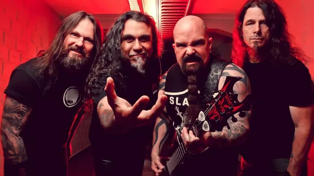 Slayer: Still Reigning.
Většina fanoušků Slayer stále považuje jejich album REIGN IN BLOOD za skutečné mistrovské dílo kapely. Když tedy došlo na natáčení vizuálního dokumentu kapely s názvem STILL REIGNING, skupina se inspirovala nahrávkou z roku 1986.