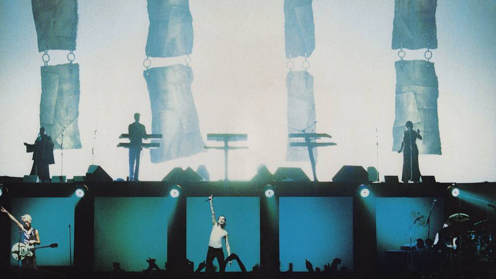 Depeche Mode: Devotional.
Památný záznam Devotional vychází poprvé na DVD! Dokument, který pro DEPECHE MODE natočil slavný fotograf a režisér a také dlouholetý spolupracovník kapely Anton Corbijn během jedinečného turné v roce 1993, patří k nejslavnějším v historii pop-music. V době vzniku byl nominován na cenu Grammy jako Nejlepší dlouhohrající hudební video. DVD rovněž obsahuje druhý disk jako bonus, na němž jsou zachyceny koncerty z Frankfurtu a Barcelony, dobový dokument MTV, interview s autorem snímku a další zajímavosti.