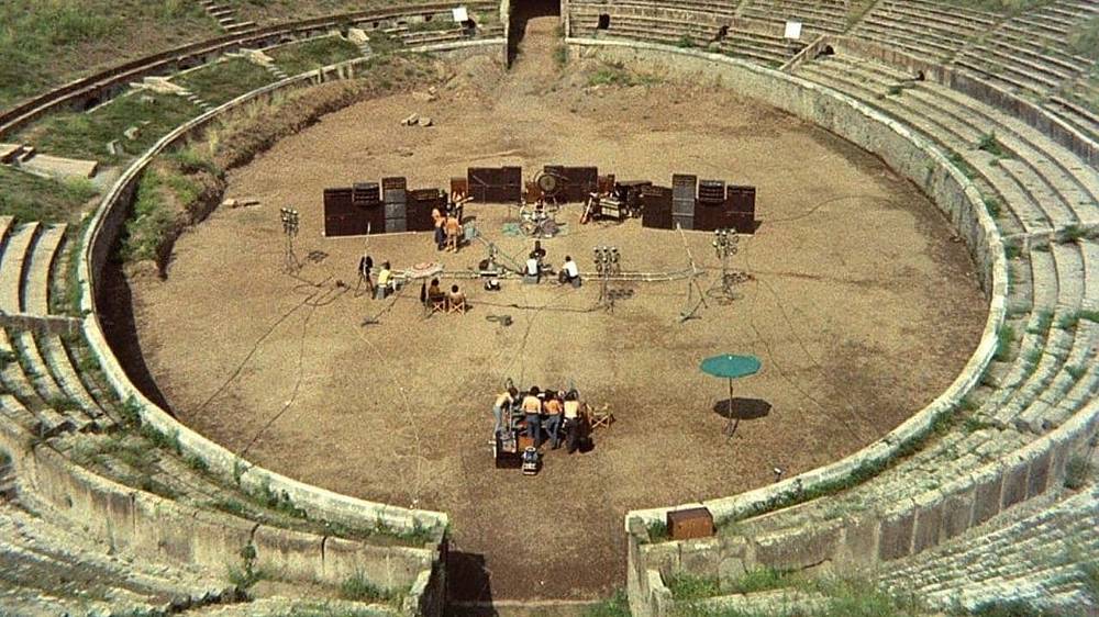 Pink Floyd v Pompejích.
Pink Floyd v Pompejích je nadčasovým a jedním z nejpůsobivějších audiovizuálních děl moderní hudby. Natáčení „koncertu bez diváků“ se uskutečnilo v ruinách starověkého pompejského amfiteátru a v pařížském studiu v letech 1971 a 1972. Koncertní film dokonale propojuje prostředí antických památek, s Vesuvem v pozadí, a psychedelický rock, s nímž na přelomu šedesátých a sedmdesátých let slavní Pink Floyd experimentovali. Toto období považuje řada fanoušků skupiny za nejzářivější. Stěžejním opusem je skladba Echoes z alba Meddle, jež rámuje celý záznam – Echoes, Part. 1 resp. Echoes, Part 2. Úspěch filmu Pink Floyd v Pompejích inicioval během let vícero střihových verzí. Česká televize odvysílá původní snímek z roku 1972.