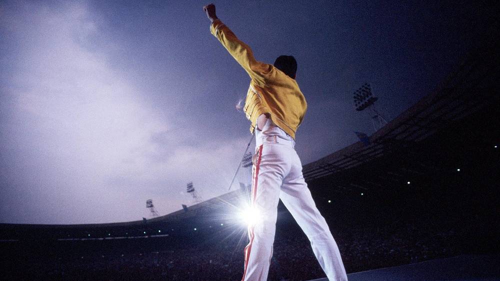 Freddie Mercury: Příběh.
Freddie Mercury byl jednou z nejcharismatičtějších, nejsložitějších a nejvíce fascinujících postav britské rockové hudby. Navzdory jeho nejznámějšímu působení v kapele Queen se dokument zaměřuje na Freddieho sólové projekty mimo skupinu a na jeho osobnost. Díky velkému množství archivních záběrů, které zahrnují rozhovory s Freddiem, ukázky z koncertů, natáčení klipů, ale i osobní, dlouho nikde nevydané, materiály, tvůrci vytvářejí podrobný obraz velké osobnosti, která byla zcela jiná než Mercuryho okázalá pódiová postava. Rozhovory s přáteli a kolegy odhalují portrét muže, který se skrýval za okázalou superhvězdou.