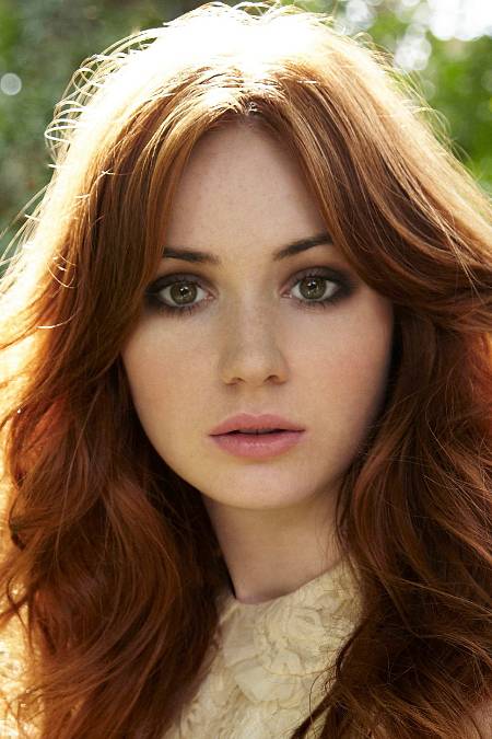 Karen Gillan se narodila 28. listopadu 1987 v Invernessu ve Skotsku, a již velmi brzy si vyvinula lásku k herectví. Díky tomu je známá svou rolí Amy Pond v britském sci-fi seriálu DOCTOR WHO.

V šestnácti letech projevila svůj zájem o herectví a začala studovat múzická umění na Edinburgh's Telford College. Studium nedokončila a o rok později nastoupila na prestižní Italia Conti Academy of Theatre Arts, kde vystudovala obor herectví. Během studia získala roli v seriálu REBUS. Následně se objevila v několika televizních pořadech, za zmínku stojí THE KEVIN BISHOP SHOW. Tam si zaparodovala Angelinu Jolie jako Laru Croft nebo Julii Roberts jako Vivian v Pretty Woman.

V roce 2009 si zahrála v hororovém projektu britské BBC Two, nazvaném THE WELL. Ten byl rozšířen i o jakousi webovou hru. Ve stejném roce se objevila v seriálu DOCTOR WHO, ale ne jako Amy Pond. Zajímavostí totiž je, že se v seriálu objevila již o řadu dřív v epizodě The Fires of Pompeii jako jedna z věštkyň Sibyllina sesterstva. Ve druhé polovině roku 2009 získává roli Amy Pond v seriálu Doctor Who a herecky se podílí na hororu OUTCAST. Zajímavostí je, že její mladší sestřenice Caitlin Blackwood si zahrála mladou Amy ve věku asi devíti let.

Ve volném čase hraje na klavír a nechává si říkat Panic Moon. Tuto přezdívku používá od doby, kdy se účastnila konkurzu na Amy Pond. Dle jejích slov bylo potřeba neprozradit, že získala roli a tak oznamovala, že získala roli postavy nazvané Panic Moon. Přezdívka je anagramem pro Companion (společnice).
