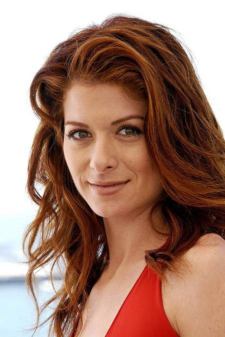 Debra Messing se narodila 15.8.1968 v Brooklynu - dcera Sandry a Briana. Messing je židovka, potomek přistěhovalců z Ruska a Polska. Když byly Debře tři, přestěhovala se se svými rodiči a starším bratrem na východ, do malého města Rhode Island. Při studiu vysoké školy hrála a zpívala v řadě školních inscenací - v muzikálech Annie a Fiddler na střeše. Debra brala hodiny tance, zpěvu a herectví. Její rodiče podporovali její sen stát se herečkou, ale také naléhali na dokončení vzdělání před rozhodnutím o herectví jako kariéry. Po jejich radách, absolvovala Brandeis University v Massachusetts. V roce 1990, absolvovala univerzitu s bakalářským titulem v oboru divadelního umění.

V roce 1995 se objevila v jejím prvním filmu - PROCHÁZKA V OBLACÍCH, kde hrála podváděnou manželku Keanu Reevse. Během roku 1998 jí její agent přiblížil pilotní scénář k televizní show WILL A GRACE. V roce 2002 byla Messing obsazena režisérem Woody Allenem do malé role ve filmu HOLLYWOOD ENDING. Další role čekaly v podobě filmu PROROCTVÍ Z TEMNOT, nebo RISKNI TO S POLLY. V roce 2005 se jí naskytla vůbec první hlavní role ve filmu DOKONALÁ PARTIE, který obdržel smíšené recenze, ale celkem slušný výdělek.

Je také oblíbená v televizní mini-sérii THE STARTER WIFE (2008) za kterou byla nominována na deset Emmy ocenění včetně jednoho pro Messing za mimořádný herecký výkon. Také byla osmkrát nominována na Zlatý glóbus.
