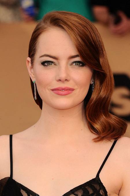 Emily Jean „Emma“ Stone (narozena 6. listopadu 1988) je americká herečka.
Už od raného dětství byla „Emma" Stone přitahována k jevišti jako magnet. Poprvé se ocitla na prknech, která znamenají svět, v jedenácti letech v místním divadle v Glendale ve státě Arizona. Během dospívání vzhlížela k ikonám komediální scény jako jsou Bill Murray, Gilda Radner nebo Charlie Chaplin. Právě odtud pochází její velká láska k legendárnímu komediálnímu pořadu Saturday Night Live. Úspěchy velkých lidí minulosti inspirovaly teprve patnáctiletou Emmu ke snaze přesvědčit své rodiče, aby ji podpořili v jejím celoživotním snu stát se herečkou. To se jí podařilo a před dovršením svých šestnáctých narozenin se společně s maminkou přestěhovala do Los Angeles.

Hned na začátku ovšem zjistila, že cesta na vrchol je plná překážek. V prvních letech se objevila pouze v několika episodních rolích v seriálech jako Lucky Louie nebo Médium. Ucházela se také o roli Claire v pozdějším seriálovém hitu Hrdinové. Neúspěšný konkurz později označila na nejtvrdší a zároveň nejužitečnější zkušenost v dosavadním životě. Na začátku roku 2007 se pomalu začalo blýskat na lepší časy. Ztvárnila jednu z hlavních rolí v seriálu z prostředí automobilových závodů Drive. Životnost sice nakonec byla pouze 7 epizod, přesto se jednalo o první větší úspěch.

Do povědomí širší veřejnosti se dostala díky roli Jules v hitu Superbad. V roce 2009 přišla první větší role - po boku Jeffa Danielse ve filmu Papírový hrdina. Následovala romantická komedie Bejvalek se nezbavíš a především zanedlouho zkultovnělá Zombieland. Ve stejném roce se Emma přestěhovala do New Yorku. O rok později excelovala v teenagerovské komedii Panna nebo orel, přičemž za svůj výkon byla nominována na Zlatý Glóbus. V říjnu 2010 se jí splnil životní sen, když poprvé moderovala epizodu zmíněné Saturday Night Live.

Mimořádně úspěšný byl rok 2011. Představila se po boku Ryana Goslinga v romantické komedii Bláznivá, zatracená láska. Za zmínku stojí také její cameo ve filmu Kamarád taky rád. Následovala hlavní ženská role v oscarovém dramatu Černobílý svět. Pak o sobě nechala slyšet ztvárněním slavné komiksové postavy Gwen Stacy v komiksovém rebootu Amazing Spiderman a nedlouho nato se objevila v historickém eposu Gangster Squad - Lovci Mafie a animovaném hitu Croodsovi.

Několik následující spoluprací s pozoruhodnými režiséry skončilo nevyrovnanými výsledky: setkání s Woodym Allenem v podobě Kouzla měsíčního svitu a Iracionálního muže či s Cameronem Crowem na romanci Aloha nepřineslo mimořádně uzrálé ovoce – zato Birdman Alejandra Gonzáleze Iñárritua patřil k nejlepším snímkům roku 2014 (dle názoru “oscarové” akademie byl dokonce tím vůbec nejlepším).

V následujícím období pracovala víceméně vytrvalým tempem jeden film ročně, přičemž nejdůležitějším z nich bylo nepochybně muzikálové drama La La Land, za který sesbírala celou nůši prestižních ocenění, včetně toho nejdůležitějšího – Oscara. Onoho večera se, mimochodem, nevlastní vinou stala spoluaktérkou největšího skandálu v dějinách těchto ceremoniálů, když se cedulka s jejím jménem ocitla v obálce, v níž měla být ta s názvem filmu Moonlight… pročež Faye Dunaway a Warren Beatty vyhlásili nesprávného vítěze.

Pak přišla sportovní komedie Souboj pohlaví, v níž ztvárnila legendární feministickou ikonu, tenistku Billie Jean King, pozoruhodná historická bizarnost Favoritka, jen polovičatě úspěšný návrat k předchozímu hitu, nazvaný Zombieland: Rána jistoty, ještě jedno pokračování v podobě animáku Croodsovi: Nový věk a titulní role v prequelu ke 101 Dalmatinům Cruella.

Po krátké pauze (za níž pravděpodobně nese zodpovědnost fakt, že se v květnu 2021 stala matkou – otcem její holčičky je mimochodem Dave McCary… spolurežisér Saturday Night Live) navázala na Favoritku svou druhou spoluprácí s osobitým režisérem Yorgosem Lanthimosem. Mimořádně sebevědomý a odvážný herecký výkon v Chudáčcích jí vynesl mnoho dalších cen včetně druhého Oscara... ve věku pětatřiceti let!