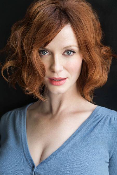 Christina Hendricks je americká herečka, narodila se ve městě Knoxville, Tennessee. Není od přírody zrzavá, vlasy si začala barvit v deseti letech. Zhruba ve stejném věku získala první herecké zkušenosti a to v dětském muzikálu.

Opravdovou hereckou kariéru zahájila v roce 1999. Začala se objevovat v seriálech a televizních filmech. Výraznější roli sehrála v seriálu BEGGARS AND CHOOSERS, kde hrála v devatenácti epizodách. Do roku 2004 většinou hostovala v seriálech, kde si zahrála maximálně v několika dílech. Například THE COURT, FIREFLY a TRU CALLING. Také stihla natočit dva televizní filmy THE BIG TIME a ANOREXIE. Poté právě v roce 2004 natočila 22 epizod seriálu KEVIN HILL. Právě od této chvíle začala dostávat lepší nabídky, sice stále většinu její práce tvořilo hostování v seriálech, ale už se posunula o úroveň výše. Zahrála si v seriálech ODLOŽENÉ PŘÍPADY, NA DOŽIVOTÍ nebo LAS VEGAS: KASÍNO.

Skutečný zvrat v její kariéře ovšem nastal v roce 2007, když se stala hvězdou seriálu MAD MEN, kde ztvárnila postavu Joan Holloway. Upozornila na sebe ve snímku DRIVE. Od roku 2009 je jejím manželem herec Geoffrey Arend. V roce 2010 byla čtenáři časopisu Esquire zvolena „Nejvíc sexy ženou světa“.