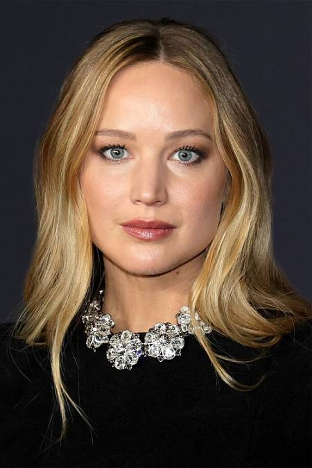 Jennifer Shrader Lawrence (narozena 15. srpna 1990) je americká herečka. V letech 2015 a 2016 byla nejlépe placenou herečkou světa a její filmy dosud celosvětově vydělaly přes 6 miliard dolarů. V roce 2013 se objevila v žebříčku 100 nejvlivnějších lidí světa časopisu Time a v letech 2013 až 2016 v žebříčku 100 celebrit časopisu Forbes.
V dětství Lawrence vystupovala v církevních hrách a školních muzikálech. Ve 14 letech si jí na dovolené v New Yorku s rodinou všiml hledač talentů. Přestěhovala se do Los Angeles a začala svou hereckou kariéru v hostujících rolích v televizi. Její první větší rolí byla hlavní role v sitcomu The Bill Engvall Show (2007-2009). Ve filmu debutovala vedlejší rolí v dramatu Zahradní slavnost (2008) a průlom zaznamenala rolí chudé dospívající dívky Ree Dolly v nezávislém mysteriózním dramatu o dospívání Winter's Bone (2010). Kariéra Lawrence se dále rozvíjela hlavními rolemi mutantky Mystique ve filmové sérii X-Men (2011-2019) a Katniss Everdeen ve filmové sérii The Hunger Games (2012-2015). Díky posledně jmenovanému filmu se stala nejvýdělečnější akční hrdinkou všech dob.