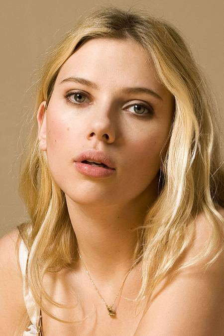 Scarlett Ingrid Johansson (narozena 22. listopadu 1984) je americká herečka. V letech 2018 a 2019 byla nejlépe placenou herečkou na světě a několikrát se objevila v žebříčku 100 celebrit časopisu Forbes. Její filmy celosvětově vydělaly přes 14,3 miliardy dolarů, čímž se Johanssonová stala devátou nejvýdělečnější kasovní hvězdou všech dob. Získala různá ocenění, včetně ceny Tony a ceny Britské filmové akademie, kromě toho byla nominována na dva Oscary a pět Zlatých glóbů.
Johanssonová toužila být herečkou již od útlého věku a jako dětská herečka se poprvé objevila na jevišti v mimobroadwayské hře. Ve filmu debutovala ve fantasy komedii North (1994) a záhy získala uznání za role ve filmech Manny & Lo (1996), Zaříkávač koní (1998) a Svět duchů (2001). K dospělým rolím se Johanssonová přesunula v roce 2003 díky výkonům ve filmech Ztraceno v překladu, za který získala cenu BAFTA pro nejlepší herečku, a Dívka s perlovou náušnicí. Za tyto filmy byla nominována na Zlatý glóbus a za roli problémové teenagerky v dramatu Píseň lásky pro Bobbyho Longa (2004) a svůdnice v psychologickém thrilleru Match Point (2005). Druhý jmenovaný film byl její první spoluprací s Woodym Allenem, který ji později režíroval ve filmech Scoop (2006) a Vicky Cristina Barcelona (2008).
Mezi další díla Johanssonové z tohoto období patří The Prestige (2006) a alba Anywhere I Lay My Head (2008) a Break Up (2009), která se umístila v žebříčku Billboard 200. V roce 2010 Johanssonová debutovala na Broadwayi v obnoveném představení Pohled z mostu, za které získala cenu Tony za nejlepší ženský herecký výkon, a začala ztvárňovat roli Black Widow ve filmu Iron Man 2 z filmového světa Marvelu. Tuto roli si zopakovala v osmi filmech, naposledy v sólovém snímku Black Widow (2021), a získala si tak celosvětové uznání za své výkony. V tomto období si Johanssonová zahrála ve sci-fi filmech Her (2013), Under the Skin (2013) a Lucy (2014).
Současně získala dvě nominace na Oscara - za nejlepší herečku a nejlepší herečku ve vedlejší roli - za role herečky procházející rozvodem v dramatu Manželský příběh (2019) a svobodné matky v nacistickém Německu v satiře Jojo Rabbit (2019). Johanssonová je označována za sexsymbol a různá média ji označují za jednu z nejpřitažlivějších žen světa. Je významnou podporovatelkou značek a podporuje několik charitativních akcí. Johanssonová se rozvedla s hercem Ryanem Reynoldsem a podnikatelem Romainem Dauriacem a od roku 2020 je vdaná za komika Colina Josta. Má dvě děti, jedno s Dauriacem a druhé s Jostem.