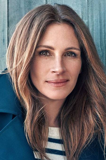 Julia Fiona Roberts, narozená 28.10.1967 jako dcera příležitostné herečky a prodavače vysavačů, má dva starší sourozence - bratra Erica a sestru Lisu. Když jí byly čtyři roky, rodiče se rozvedli a za šest let na to její otec zemřel na rakovinu. Díky silným dioptriím a velkým ústům si během dospívání užila spoustu posměšků. V té době měla velký sen - stát se veterinářkou. Po ukončení Campbell High School se spojila se dvěma staršími sourozenci a spolu navštěvovali hodiny herectví.

Po menších rolích v seriálu CRIME STORY a filmu Spokojenost se spolu s bratrem Ericem objevila ve snímku MYSTIC PIZZA, kde hrála číšnici v pizzerii. O rok později zazářila ve filmu OCELOVÉ MAGNOLIE, který jí přinesl první nominaci na oscara. Hrála v něm s tehdejším snoubencem Dylanem McDermottem. Rok 1990 a role prostitutky ve filmu PRETTY WOMAN udělaly z Julie superstar první kategorie. Při filmu Hráči SE SMRTÍ se seznámila s Kieferem Sutherlandem, který opustil svou ženu a přestěhoval se k Julii. Svatba byla zrušena Julií těsně před termínem, neboť se dozvěděla o snoubeneckém podvodu. Rány si hojila s Kieferovým kamarádem Jasonem Patrickem, se kterým utekla do Irska před novináři. Mezitím se v kinech objevil úspěšný film Noci s Nepřítelem. Po rozchodu s Patrickem se objevovaly zprávy o Juliině závislosti na drogách. Po dalších filmech jako Zemřít MLADÝ nebo HOOK se Julia na dva roky téměř úplně vytratila z kin.

Úspěšný comeback zaznamenala v roce 1993 s filmem PŘÍPAD PELIKÁN na motivy románu Johna Grishama. Po tomto výrazném úspěchu však přišlo několik méně vydařených filmů jako I LOVE TROUBLE nebo PRET-ľsnA-PORTER. V červnu 1993 se slečna Roberts poprvé vdala a to za o šest let staršího zpěváka Lyle Lovetta. Rozvod přišel po dvou letech spolu s filmem Woodyho Allena VŠICHNI MLUVÍ MILUJI Tě a MICHAEL COLLINS. Určitě úspěšnější než Juliiny krátké vztahy byly její další filmy Svatba MÉHO NEJLEPŠÍHO PŘÍTELE, SPIKNUTÍ, DRUHÁ NEBO PRVNÍ či NOTHING HILL. 
Po boku Richarda Gereho se objevila podruhé ve filmu NEVĚSTA NA ÚTĚKU a v roce 2000 si zahrála ve filmu podle skutečné události ERIN BROCKOVICH. Hrála tu drzou svobodnou matku, která se svéským způsobem zaměstná jako asistentka v advokátní kanceláři, kde odhalí ekologický skandál, proslaví sebe i svého zaměstnavatele a vysoudí dosud nejvyšší odškodné v americké justici. Film přinesl Julii cenu akademie za nejlepší herečku a definitivně ji zařadil mezi nejlépe placené herečky Hollywoodu.
