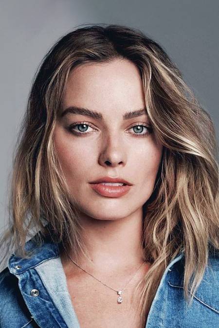 Margot Elise Robbie (narozena 2. července 1990) je australská herečka a producentka. Je známá svou prací v kasovních trhácích i nezávislých filmech a získala řadu ocenění, včetně dvou nominací na Oscara, čtyř Zlatých glóbů a pěti cen Britské filmové akademie. Časopis Time ji v roce 2017 zařadil mezi 100 nejvlivnějších lidí světa a časopis Forbes ji v roce 2019 zařadil mezi nejlépe placené herečky světa.
Robbie se narodila a vyrostla v Queenslandu a svou kariéru zahájila v roce 2008 v televizním seriálu Neighbours, v němž pravidelně účinkovala až do roku 2011. Po přestěhování do Ameriky vedla televizní seriál Pan Am (2011-2012) a v roce 2013 prorazila v černé komedii Vlk z Wall Street. Širšího uznání dosáhla hlavními rolemi Jane Porterové ve filmu Legenda o Tarzanovi (2016), Harley Quinnové ve filmech o superhrdinech od DC Sebevražedný oddíl (2016), Ptáci v trní (2020) a Sebevražedný oddíl (2021). Robbie si zahrála také ve filmech Amsterdam (2022), Babylon (2022), Asteroid City (2023) a titulní roli Barbie ve filmu Barbie (2023).
