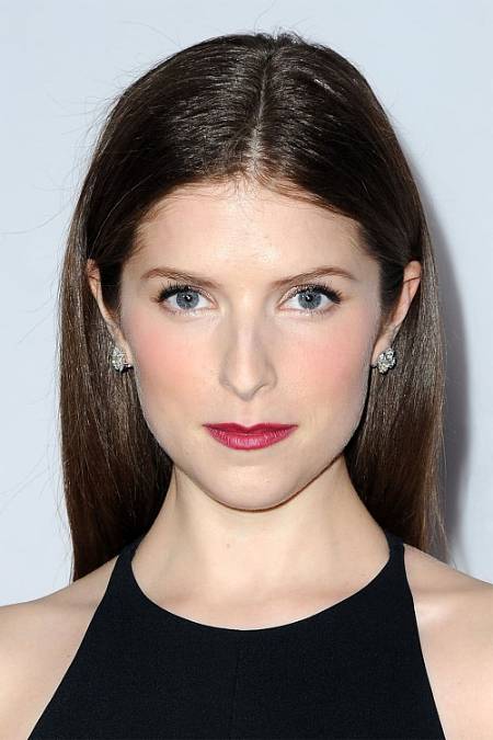 Anna Kendrick se narodila 9. srpna 1985 a herectví podlehla už v 10 letech. S rodiči se přestěhovala z Maine do New Yorku, aby zde mohla chodit na různé konkurzy. První roli dostala v roce 1998, to jí bylo 12 let. Hrála v muzikálu divadla Broadway v inscenaci HIGH SOCIETY. Za tuto roli získala Theatre World Award a byla nominována na dvě další. Na Broadwayi si zahrála i v dalších představeních.

V roce 2003 měla svůj filmový debut. Za film s názvem CAMP byla nominována na další zajímavá ocenění, na nejlepší herečku ve vedlejší roli a nejlepší filmový debut. V roce 2007 natočila další film, ROCKET SCIENCE. Opět byla nominována na několik cen. Ke konci roku 2007 získala roli Jessicy Stanley ve filmu STMÍVÁNÍ, který přišel do kin v roce 2008.

Ve filmu Zašlá sláva Marca Pease se objevila po boku Bena Stillera a ve filmu Lítám v tom (2009) po boku George Clooneyho.