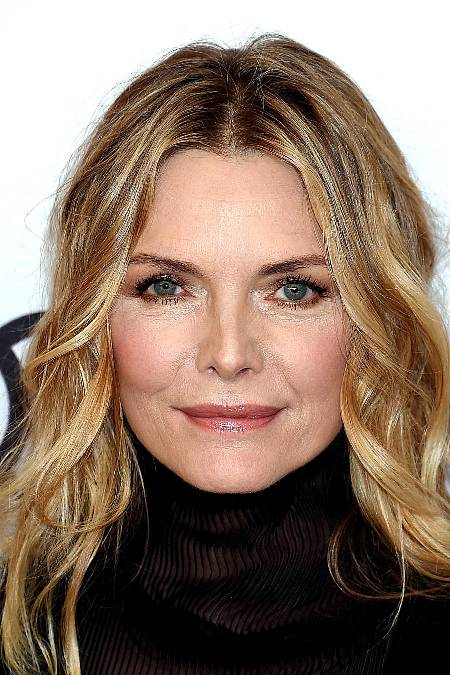 Michelle Marie Pfeiffer (narozena 29. dubna 1958) je americká herečka a producentka. Získala řadu ocenění, včetně Zlatého glóbu a tří nominací na Oscara.
Pfeifferová se začala věnovat herecké kariéře v roce 1978 a svou první hlavní roli dostala v hudebním filmu Pomáda 2 (1982). Byla frustrovaná z typizovaných rolí hezkých dívek, a tak se aktivně věnovala vážnějším filmům a průlomovou rolí pro ni byla postava gangsterky Elvíry Hancockové v kriminálním filmu Zjizvená tvář (1983). Další úspěch přišel s hlavními rolemi ve fantasy snímku Čarodějky z Eastwicku (1987) a v komedii Ženatý s mafií (1988). Za role ve filmech Nebezpečné známosti (1988) a Báječní Bakerovi hoši (1989) byla dvakrát po sobě nominována na Oscara za nejlepší ženský herecký výkon ve vedlejší roli a za nejlepší ženský herecký výkon; její ztvárnění salonní zpěvačky Susie Diamond ve druhém jmenovaném filmu patří k nejuznávanějším v její kariéře.