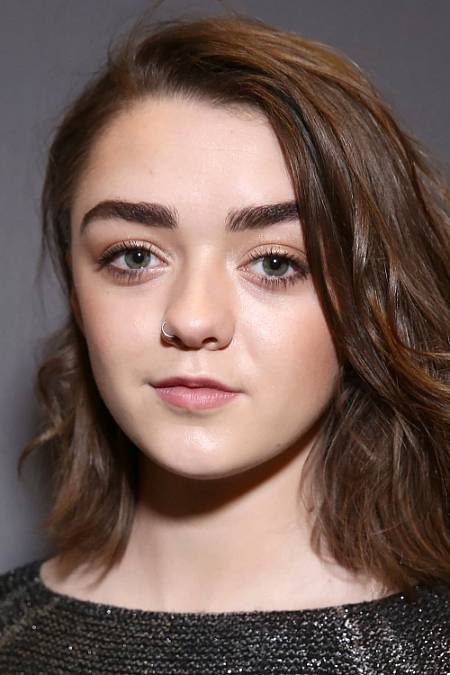 Maisie Williams 15.04.1997 Bristol, England, Velká Británie. Maisie, nejmladší ze čtyř sourozenců, se jako malá věnovala gymnastice a skokům na trapolíně, ale dodnes má nejraději tanec. Po dokončení střední školy se rozhodla se pro studium herectví na Bath Dance College.

Tahle ani ne 160 centimetrů vysoká brunetka s hlubokýma očima se zviditelnila díky roli Aryi Stark v populárním seriálu, z tvorby HBO, Hra o trůny. Ve čtrnácti letech to pro ni byla první role. Sama však přiznává že se jí na konkurz vůbec nechtělo, protože si přála v ten den absolvovat školní exkurzi do vepřína, a byla přesvědčená, že roli nezíská. Dnes si může gratulovat, že se donutila na konkurz jít. Hra o trůny jí totiž otevřela dveře do světa stříbrného plátna, potkala zde svou nejlepší kamarádku Sophie Turner, která hraje její sestru Sansu, a v roce 2016 se Maisie dočkala dokonce nominace na cenu Emmy.

Větší filmové role se jí dostalo už v roce 2013 v thrilleru Cesta do Afriky, následovalo psychologické drama z prostředí dívčí školy Ztrácení, za které mimo jiné získala Cenu londýnských filmových kritiků. Fanoušci si také cení její role v komorním dokudramatu Cyberbully, kde táhne film celou hodinu prakticky úplně sama. Maisie na tomto projektu nespolupracovala náhodou, jako dítě se totiž také stala obětí kyberšikany.