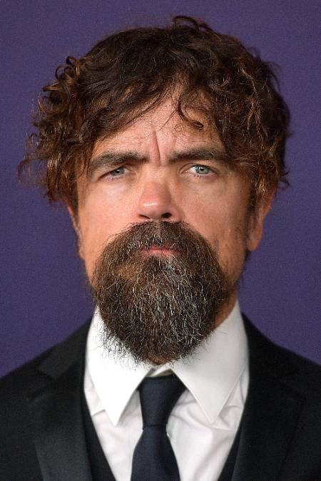 Peter Dinklage 11.06.1969 (Morristown, New Jersey, USA) je americký herec. Od své průlomové role ve filmu The Station Agent (2003) se objevil v mnoha filmech a divadelních hrách. Od roku 2011 Dinklage ztvárňuje postavu Tyriona Lannistera v seriálu HBO Hra o trůny. Za tuto roli získal v roce 2011 cenu Emmy za vynikající vedlejší roli v dramatickém seriálu a Zlatý glóbus za nejlepší vedlejší roli - seriál, minisérie nebo televizní film.