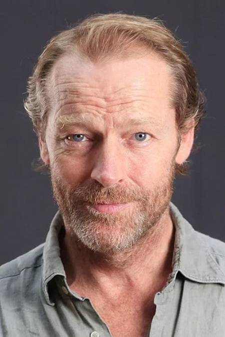 Iain Glen 24.06.1961 (Edinburgh, Scotland) je skotský filmový a divadelní herec, který se nejvíce proslavil svou rolí ve filmové sérii Resident Evil a rolí sera Joraha Mormonta v seriálu Hra o trůny. Glen vystudoval Edinburghskou akademii, nezávislou chlapeckou školu, a následně také Univerzitu v Aberdeenu. Vystudoval také Královskou akademii dramatických umění, kde se mu podařilo získat Bancroftovu zlatou medaili. Glen je členem RADA.

Po dokončení Královské akademie dramatických umění v roce 1985 se Iain ihned proslavil svým výjimečným výkonem v roli charismatického gangstera v seriálu The Fear společnosti Euston Films. Na tento úspěch navázal svým velmi ceněným výkonem v roli vězněného skotského básníka Larryho Winterse ve filmu Silent Scream, čímž se mu definitivně otevřela cesta k pestré a rozmanité kariéře.

Jen velice málo hercům se podařilo vybalancovat své výkony na divadelních prknech i na filmových plátnech tak jako jemu a sklízet velké úspěchy v obou z těchto hereckých oborů. Na divadelních jevištích se Iain objevil ve hrách The Crucible a Strýček Váňa v londýnském West Endu, za které v obou případech sklidil množství ocenění.

