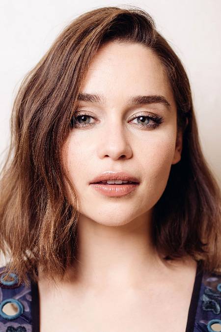 Emilia Clarke se narodila 23.10.1986 v Londýně a vyrostla v Berkshire. Její otec je divadelní zvukový technik, matka podnikatelka a mladší bratr studuje politiku. Její zájem o herectví začal když ve třech letech viděla muzikál Show Boat, na kterém v té době pracoval i její otec. Vzdělávala se na školách ST Edward's ( 2000-2005) a Rye ST Antony. Na škole Drama Centre London absolvovala v roce 2009. Kdyby nebyla herečka, chtěla by být architektka, zpěvačka nebo grafička. Je fanouškem fotbalového klubu Chelsea FC, přezdívá se jí Milli a umí zpívat, hrát na piáno, flétnu a na kytaru.

Na začátku své kariéry se objevovala ve školních divadelních hrách a taky v televizní reklamě pro Samaritans. Její první televizní role byla v epizodě seriálu Doctors a ve filmu Trias útočí. Byla jmenována časopisem Screen international jako jedna z "Britských hvězd zítřka".

Rok 2010 byl pro Emilii průlomový, získala totiž roli Daenerys Targaryen ve fantasy seriálu Hra o Trůny který byl natočen v produkci HBO podle bestseleru Píseň ledu a ohně od George R.R Martina. Tato role jí přinesla několik ocenění a mnoho nominací. V roce 2011 byla oceněna jako nejlepší herečka ve vedlejší roli v dramatické seriálu a v roce 2013 ve stejné kategorii byla nominována na cenu Emmy.