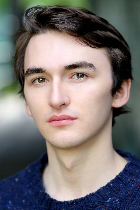 Isaac Hempstead-Wright se narodil v roce 1999 a je jedním z mnohých anglických mladých umělců, kteří začali svojí hereckou kariéru v seriálu HRA O TRŮNY.
Jeho první seriálovou rolí se stala postava Brana Starka v seriálu od HBO HRA O TRŮNY. Po úspěšném startu v seriálu následovala jeho první menší filmová role v hororu AWAKENING.