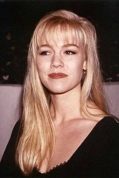 Jennie Garth 03.04.1972 .Narodila se ve městě Urbana ve státě Illinois Johnovi a Carolyn Garthovým. Má šest nevlastních sourozenců - dva bratry a čtyři sestry. Její rodiče když se brali, měli každý tři děti, až poté Jennie. Když jí bylo 13, přestěhovala se celá její rodina do Phoenixu v Arizoně. Brala hodiny tance a začala se věnovat modelingu. Když byla malá, myslela si, že vystuduje vysokou školu a otevře si taneční studio.

V 15-ti letech ji objevil hledač talentů. Opustila střední školu a odstěhovala se spolu s matkou do Los Angeles. Ještě předtím obhajíla středoškolský diplom. Začala chodit na hodiny herectví a téměř denně chodila na zkoušky. Po čtyřech měsících dostala roli v seriálu NBC A BRAND NEW LIFE. Krátce poté byla obsazena do role Kelly Taylor v Seriálu BEVERLY HILLS 90210. Od té doby hrála v několika televizních filmech a některé z nich i produkovala či režírovala. V současné době hraje v sitcomu WHAT I LIKE ABOUT YOU.

Jennie si 20. prosince 2001 v Santa Barbaře vzala herce Petera Facinelliho. Mají spolu dvě dcery, Lucu Bellu a Lolu Ray. Má ráda ježdění na koni a práci na zahradě a okolo domu.