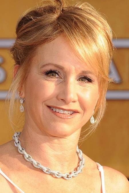 Americká herečka Gabrielle Carteris 02.01.1961 Scottsdale, Arizona, USA. Stále se příležitostně objevuje v televizi a filmu, již dnes je ale zřejmé, že popularitu získanou před lety rolí studentky Andrey Zuckermanové v seriálu BEVERLY HILLS 90210 se jí již nepodaří překonat. Gabrielle se narodila ve Scottsdale v Arizoně, otec řeckého původu Ernest Carteris vlastnil restauraci, matka Marlene pracovala jako realitní makléřka. Rodiče se ale brzy rozvedli a matka s dětmi (Gabrielle pochází z dvojčat, bratr se jmenuje James) přesídlila do San Francisca, kde si otevřela obchod s dětským oblečením.

Gabrielle se od dětství věnovala tanci, kvůli svému nevelkému vzrůstu (měří 155 cm) se však nakonec kariéry baletky vzdala, byla ale členkou školního divadelního souboru, s pantomimickou skupinou vystupovala v roce 1977 i v Evropě. Na soukromé univerzitě Sarah Lawrence College vystudovala psychologii a divadelní vědu (1983), koncem osmdesátých let se pak začala objevovat v televizních seriálech. První zkušenost s filmovou kamerou učinila epizodní úlohou dívky v baru v dramatu DÝKA (Jacknife, 1989).

Zásadním zlomem v její kariéře se stal rok 1990 a začátek natáčení již zmíněného seriálu BEVERLY HILLS 90210. Tady v devětadvaceti letech hrála šestnáctiletou studentku Andreu Zuckermanovou, nepříliš pohlednou premiantku a redaktorku školních novin. O uměleckých kvalitách seriálu BEVERLY HILLS 90210 lze samozřejmě diskutovat, nelze ale popřít, že v devadesátých letech se stal celosvětovým fenoménem a všem zúčastněným přinesl obrovskou popularitu. Paradoxně právě Gabrielle Carteris vyčnívající charakterem a vizáží z řady krasavců a krasavic získala značné sympatie diváků. Nutno také dodat, že během let se podoba Andrey Zuckermanové po vizuální stránce výrazně posunula k lepšímu. Brandon Walsh (Jason Priestley), jehož Andrea od začátku seriálu milovala, si této proměny všiml až po delší době a pamětníci si jistě vzpomenou, že když jí vyznal lásku, tak ona jej poslala k šípku s tím, že si měl vzpomenout dřív. Gabrielle Carteris strávila natáčením BEVERLY HILLS 90210 pět let (1990-1995) a hrála ve 145 dílech.

V návaznosti na popularitu ze seriálu BEVERLY HILLS 90210 dostávala Gabrielle Carteris další nabídky převážně z televize, kde hrála v řadě seriálů a televizních filmů. Jen výjimečně byla oslovena i filmem, mihla se například v hororu KAINOVA VÝCHOVA (Raising Cain, 1992), jednu z hlavních rolí hrála v dramatu ZNEUŽITÍ MOCI (Malpractice, 2001), tento film u nás ale není známý. U nás jsme ji mohli vidět v kriminálních seriálech POLICIE NEW YORK (NYPD Blue, 2002) nebo MYŠLENKY ZLOČINCE (Criminald Minds, 2010). Prosadila se i v dabingu animovaných seriálů, svůj hlas uplatnila také v řadě videoher. Krátce měla i vlastní televizní show GABRIELLE, která reflektovala ještě popularitu z BEVERLY HILLS a vysílala se v letech 1995-1996.