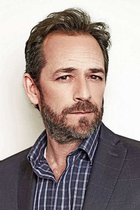 Luke Perry, narozen jako Coy Luther Perry III. 11.10.1966 Mansfield, Ohio, USA.
Zemřel 04.03.2019 (52 let)
Burbank, California, USAJe rozvedený, se svou bývalou manželkou Rachel Sharp má 2 děti - syna a dceru. Luke je milovníkem zvířat - má 2 psy a prase. Než se uchytil u filmu, vystřídal mnoho zaměstnání.

U nás se proslavil díky seriálu BEVERLY HILLS 90210. Díky této roli se v roce 2005 umístil na 6. místě v žebříčku Největší televizní idol -náctiletých diváků pořádanou v Americe. Původně se zajímal o roli Stevea, ale nakonec mu byla přidělena role Dylana, která mu byla upravena přímo na tělo. Během natáčení BEVERLY HILLS si stihl zahrát ve filmu 5.ELEMENT, AMERICAN STRAYS, THE FLORENTINE. S Rogerem Moorem si zahrál ve filmu ENEMY.

Hlavní roli si vyzkoušel ve filmu 8 SEKUND, kde hrál jezdce rodea, na kterou trénoval 18 měsíců a dokonce ho i spoluprodukoval. 