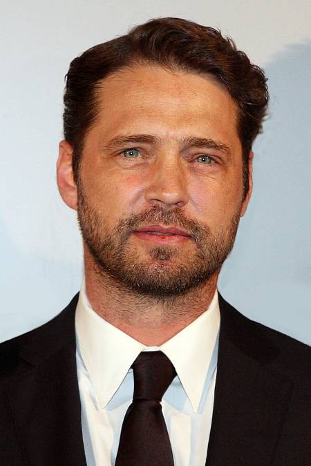 Jason Priestley 28.08.1969 Vancouver, British Columbia, Kanada. Je přesně takový, jak si ho pamatujeme ze seriálu Beverly Hills 90210, a údajně je i ve skutečnosti. Alespoň to tvrdí jeho kolegové Jennie Garthová a Ian Ziering, kteří na place vždycky bavili. Jason však přesto tvrdí něco jiného: "Nejsem jako Brandon. Abych se jím stal, musel bych zapomenout na všechny své neřesti a soustředit se jen na své světlé stránky. V každém z nás je něco čistého, nefalšovaného a upřímného, a to je právě Brandon." Jason o svém dětství mluví velmi nerad a jediné, co se ví, je, že vyrůstal ve Vancouveru se sestrou Justine, maminkou Sharon a tatínkem Lornem.
Jeho první myšlenky na herectví přišly v pěti letech, kdy mu to řekla jeho matka: „Dobře, chlapče, ale budeš se muset každý den sprchovat.“ A tak se stalo. -„Počkej, o tom budu muset popřemýšlet,“ odpověděl. Nakonec ho to ale od jeho snů neodradilo a začal pracovat pro televizi. Začínal v reklamách a malých rolích v ještě menších televizních seriálech. Ve třinácti letech však nastal v jeho vizi zlom. "Už mě nebavilo být si neustále vědom svého vzhledu. Také si nemyslím, že je zdravé, aby se dítě třáslo na rozhodnutí, která ovlivní jeho budoucnost." Jason v té době nečekaně skončil s herectvím. Nechal si narůst dlouhé vlasy, oblékl si koženou bundu a nazul vojenské boty.
V tomto „designu“ dokončil své dospívání. Radosti tohoto věku skončily, když dokončil střední školu a vrátil se k herectví. Poctivě začal navštěvovat kurzy herectví a v roce 1987 se přestěhoval do Kalifornie. Role v televizních seriálech na sebe nenechaly dlouho čekat a časem se vypracoval až na Brandona Walshe ze seriálu Beverly Hills 90210. Tuto klíčovou roli, která navždy změnila jeho život, získal čtyři dny před začátkem natáčení pilotního dílu. Zoufalí producenti byli štěstím bez sebe, když se jim na poslední chvíli přišel představit roztomile vyhlížející Jason. Seriálu se jako herec věnoval celých devět let a během natáčení deváté řady se přesunul na producentské křeslo.
Ve světě celovečerních filmů se věnuje převážně menším projektům, často nezávislého charakteru. Jedním z jeho nejúspěšnějších a nejkontroverznějších filmů, který byl uveden i v naší videodistribuci, je ZIMNÍ KREV (1995). Hraje v něm zamilovaného mladíka, který je bezpáteřním nájemným vrahem zbaveným jakéhokoli svědomí. V osobním životě není Jason tak úspěšný jako v tom profesním. Na krásné jachtě v Miami se oženil s Ashlee Petersonovou, maskérkou z týmu Beverly Hills, ale jejich láska rychle vyprchala a pár se v prosinci 1999 rozvedl.
