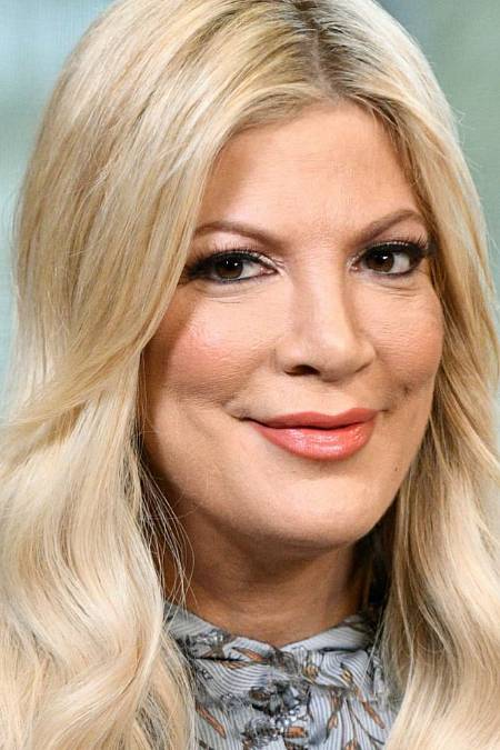 Victoria Davey Spelling se narodila 16.05.1973 v kalifornském Los Angeles jako dcera Carole Jean „Candy“ Spelling a věhlasného producenta Aarona Spellinga. Zdrobnělina jejího jména Tori znamená v japonštině ptáček. Tori má bratra Randyho, který je také hercem. Jako dcera Aarona Spellinga, který v 70. letech produkoval množství úspěšných televizních show a seriálu měla cestu k filmu umetenou a byla předurčena k tomu, aby se stala herečkou.

Tori se objevila v mnoha projektech, které vytvořil její otec, jako například LOVE BOAT, T.J. HOOKER nebo FANTASY ISLAND. V roce 1990 získala svoji nejvýznamnější roli teenagerky Donny Martinové v seriálu BEVERLY HILLS 90210, který produkoval její otec společně s Darrenem Starem. Během natáčení tohoto seriálu si Tori zahrála hlavní ženskou postavu v dramatu A FRIEND TO DIE FOR z roku 1994, v roce 1996 se objevila v hlavní roli thrilleru MOTHER, MAY I SLEEP WITH DANGER? a o rok později získala malou roli ve VŘÍSKOTU 2. Když seriál BEVERLY HILLS 90210 v roce 1999 končil, objevila se Tori v romantické komedii TRICK, která přináší neokoukaný pohled na komunitu gayů a glosuje ji vtipným, nevtíravým humorem. Tori si zahrála také v druhém dílu hororové komedie SCARY MOVIE 2 a diváci ji mohli vidět i v několika nezávislých filmech jako je komediální drama THE HOUSE OF YES, kde hraje dívku Lesley, snoubenku Joshe Hamiltona, nebo v romantické komedii 50 WAYS TO LEAVE YOUR LOVER.