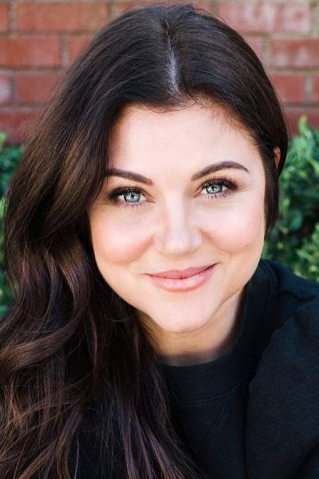 Tiffani-Amber Thiessen se narodila 23. ledna 1974 v Long Beach v Kalifornii do rodiny Franka Thiessena (parkový designér ) a Robyn Ernestové (hospodyně). V Long Beach vyrůstala se svými rodiči a dvěma bratry. V osmi letech se Tiffani začala věnovat hraní a modelingu a následně se poprvé objevila v televizní reklamě. V roce 1987 dokonce získala titul Miss Junior Amerika. Po dokončení studií na střední škole se přestěhovala do Los Angeles a zkoušela se uplatnit jako modelka a herečka. Rok 1989 odstartoval její hereckou kariéru rolí v seriálu “KONEČNĚ ZVONÍ“.

Jejím prvním úspěchem se stala role intrikánky Valerie Malonové v teenagerském seriálu BEVERLY HILLS 90210, kde se poprvé objevila v roce 1994. Zde poznala herce Briena Austina Greena s kterým několik let žila.

V 90. letech se ještě objevila v několika televizních filmech a seriálech, většinou však pouze v méně výrazných rolích. Zahrála si i menší role například ve filmech OD SOUMRAKU DO ÚSVITU 2: KRVAVÉ PENÍZE Scotta Spiegela a PROUTNÍKOVI Reginalda Hudlina. V roce 2002 se Tiffani také objevila ve filmu Woodyho Allena HOLLYWOOD V KONCÍCH. Poté z filmového světa na několik let zmizela a objevovala se pouze v epizodních rolích televizních seriálů. V roce 2005 se provdala za herce Bradyho Smitha.

Její další větší role přišla až v roce 2007 v televizním filmu Armanda Mastroianniho PANDEMIC, kde je představitelkou jedné z hlavních postav.