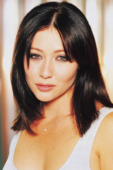 Shannen Doherty se narodila jako druhé dítě Toma a Rosy Dohertyových 12. dubna 1971 v Memphisu ve státě Tennessee. V sedmi letech se odstěhovala do Los Angeles. Často se účastnila různých her a byla výbornou studentkou, i když hodně samotářskou.

Poprvé si zahrála ve filmu OTEC MURPHY, ale známější se stala díky Michaelu Landonovi, který jí dal roli v LITLE HOUSE: A NEW BEGINNING. Hvězdou se stala díky seriálu OUR HOUSE, kde si zahrála po boku Wilforda Brimleyho a Deidry Hall. U diváků se ale navždy zapsala jako Brenda Walsh v seriálu BEVERLY HILLS 90210, odkud ji po ukončení 4. série vyhodili. Shannen se rozhodovala mezi dráhou "slušné holky" a "rebelky". Bohužel si zvolila tu druhou a v takovém povědomí zůstala jak u diváků, tak u producentů dodnes.

Snažila se napravit si reputaci a zkoušela další projekty, mezi než patří například MALLRATS. V roce 1998 dostala roli Prue Halliwell v seriálu CHARMED od Aarona Spellinga jako druhou šanci (Spelling byl producentem Beverly Hills 90210). Kvůli nemoci svého tatínka však požádala o výpověď. Té se jí nedostalo, ale na konci 3. série ji producenti opět vyhodili. K jejímu vyhazovu přispěl i nepříliš dobrý vztah s Alyssou Milano, která v seriálu CHARMED hrála Phoebe (sestru Prue), a Shanneniny časté pozdní příchody. Vyhazov se Shannen dotkl a po celý zbytek seriálu (který byl ukončen v roce 2006) zakazovala ukázat svoji tvář v seriálu. Při natáčení si vyzkoušela i režijní tvorbu, která byla všemi vychvalovaná do nebes. 
Podle dostupných informací bohužel 13.07.2024 (53 let) podlehla dlouholetému boji s rakovinou prsu, která jí byla diagnostikována v roce 2015.
