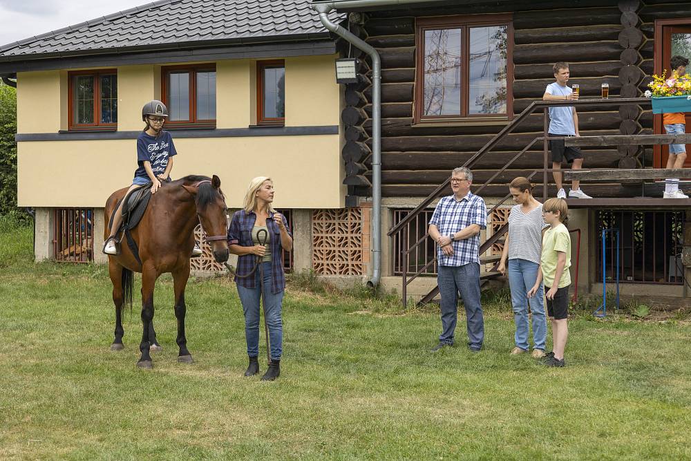 Jedna rodina: Karel si při odjezdu z dovolené prošel peklem, Tereza má vši a Bob je hvězdou internetu
