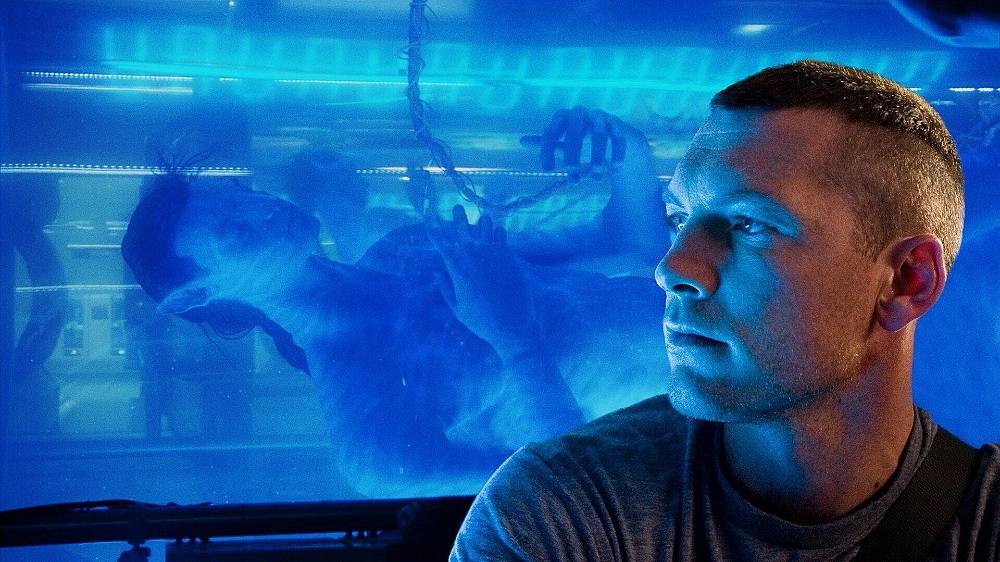 James Cameron začal plánovat ambiciózní příběh o mezihvězdném cestování (tehdy nazvaný "Xenogenesis" a zápletkou zcela odlišný) ještě před Terminátorem (1984).
