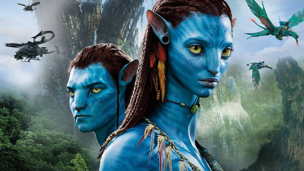 Avatar před námi otevírá neuvěřitelný svět za hranicemi naší fantazie, svět střetu dvou naprosto odlišných civilizací. Nově objevená vzdálená planeta Pandora je mírumilovné místo s obyvatelstvem - Na’vi, žijícím v souladu s divukrásnou vegetací planety. Posádka vyslaná ze Země na své průzkumné misi objeví na Pandoře velmi cenný minerál, který by měl na Zemi nevyčíslitelnou hodnotu. Pobyt na Pandoře je ovšem pro člověka možný teprve po vytvoření jeho genetického dvojníka, hybrida Avataru, který může být ovládán psychikou oddělenou od lidského těla a fyzicky odpovídá původnímu obyvatelstvu Pandory, které má fluorescentní modrou kůži a dosahuje 3m výšky. Na tuto náročnou misi je vybrán mezi jinými také Jake Sully (Sam Worthington), bývalý námořník, který byl při jedné ze svých předešlých misí paralyzován od pasu dolů. A právě šance opět chodit přiměla Jakea, aby se do programu Avatar přihlásil.
Průzkumná mise je vyslána a po přistání na Pandoře je zcela ohromena úžasnou rozmanitostí místní vegetace. Stromy dosahují výšky mrakodrapů a světélkující prales je plný nádherných tvorů, které jste nikdy neviděli, ale také hrozných prehistorických predátorů. To je jen zrnko překvapení, které posádku čeká. I když se zdá, že po počáteční nedůvěře lidí Na’vi se posádce podařilo adaptovat a také získat prostor pro diplomatickou misi, pandořané se rozhodně nehodlají nechat kolonizovat a dojde ke tvrdému střetu. Jake, který se postupně sblížil s místním obyvatelstvem, a především s místní princeznou Neytiri, stojí před rozhodnutím, za koho bojovat ve finální bitvě, která má rozhodnout o osudu a vývoji celého světa.
