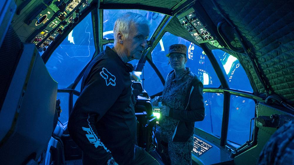 Aby James Cameron uklidnil studio, vyděšené z velikého rozpočtu, slíbil, že se zřekne svého honoráře, pokud film nebude výdělečný.
