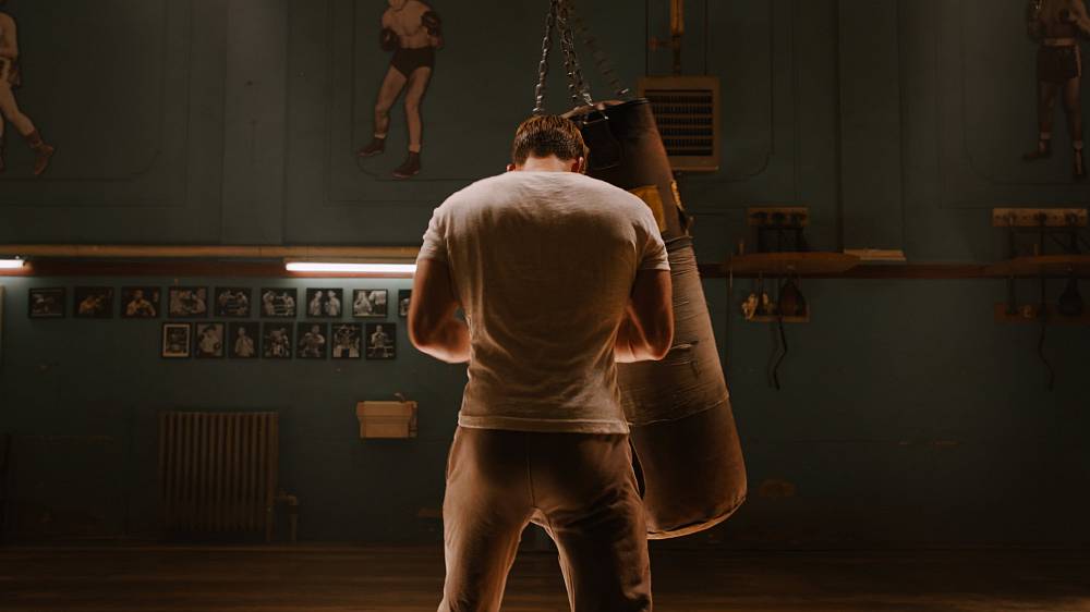 Scéna, v níž Steve (Chris Evans) udeří do boxovacího pytle tak silně, že praskne řetěz, je inspirována scénou z epizody Dar (2001) seriálu Buffy, přemožitelka upírů (od r. 1997), jehož tvůrcem byl i režisér tohoto filmu Joss Whedon.