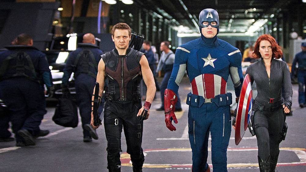 Vzhledem k množství bojových sekvencí se řada herců, včetně Chrise Hemswortha (Thor), Toma Hiddlestona (Loki), Scarlett Johansson (Black Widow) a Jeremyho Rennera (Hawkeye), zúčastnila náročného tréninku s kaskadéry. Herci trénovali s bojovým choreografem Jonathanem Eusebiem. Eusebio se svým týmem přejmenovali tělocvičnu na „kaskadérské dojo“ a cvičili herce v celé řadě bojových stylů a technik, které zahrnovaly i středověký boj, wu-šu, kung-fu a kali. 