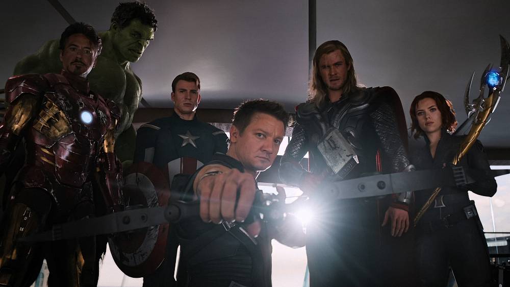 Původní komiksová sestava Avengers byla ve složení: Thor, Wasp (která název vymyslela), Ant-Man, Hulk a Iron Man. Úplně prvním protivníkem týmu byl v komiksu –⁠ stejně jako ve filmu –⁠ Thorův bratr Loki.