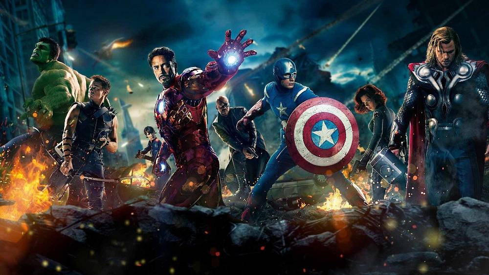 Super hrdinský tým všech dob Avengers, ve kterém se přestavují ikoničtí super hrdinové – Iron Man, Neuvěřitelný Hulk, Thor, Captain America, Hawkeye a Black Widow. Když se objeví nečekaný nepřítel, který ohrožuje světovou bezpečnost, Nick Fury, ředitel mezinárodní mírové agentury, známé také jako S.H.I.E.L.D., zjistí, že potřebuje tým, aby odvrátil světovou katastrofu. Začíná provádět nábor po celém světě.