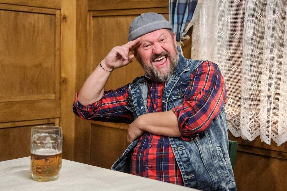 Drbárna ze Strání – Kamarádi: V posteli nebo na louce, ale tajně. Petr a Olí tuší, že David je na Veroniku nasazený