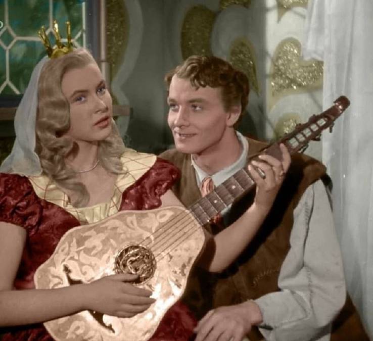 Pyšná princezna 1952.
Pohádka všech českých pohádek o pyšné princezně Krasomile, která odmítla vzít si za muže krále Miroslava. Ten si to však nenechal líbit a v přestrojení za zahradníka se dostal do služby na její zámek. Pomocí práce a lásky napravil princezninu pýchu, nejdřív však pro ni vypěstoval zpívající květinu. A to nebylo v Půlnočním království jen tak – díky proradným rádcům král zakázal v celé své zemi zpívat. Než se vše v dobré obrátilo, museli Král Miroslav s princeznou Krasomilou uprchnout ze zámku, cestou se skrývat u prostých lidí, a tím se princezně otevřely ještě více věci, o kterých neměla dosud ani tušení… Tato půvabná filmová pohádka režiséra Bořivoje Zemana lámala rekordy v návštěvnosti a doposud se bez jejího uvedení neobešly snad žádné Vánoce. Jeho uvedení však potěší v kteroukoli roční dobu. Princeznu Krasomilu si zahrála mladá Alena Vránová, v době natáčení a prvního uvedení filmu se však skutečně jmenovala ještě Kohoutová.