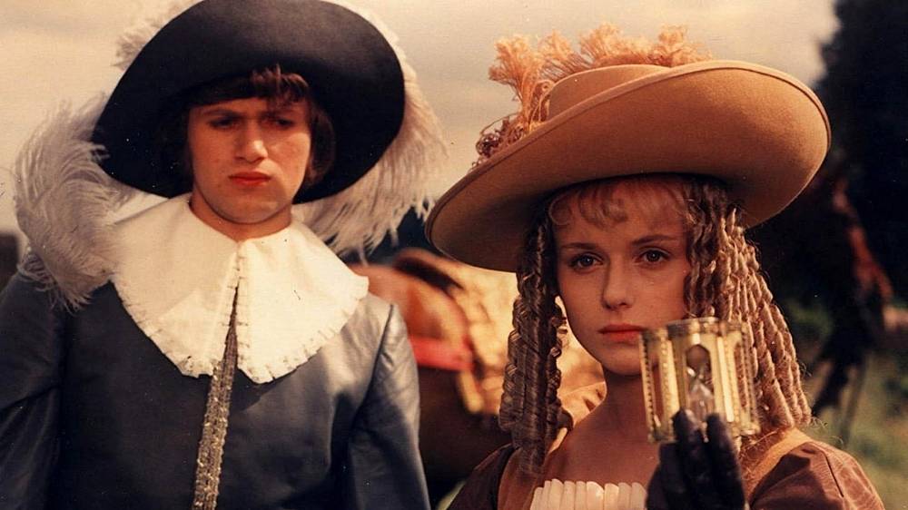 Jak se budí princezny (1977).
Ještě před narozením královské dcery jedou král s královnou do zpustlé tvrze - v ní žije královnina sestra, už spoustu let odloučena od světa. Když si král vybíral ženu, dal přednost Elišce a zlá Melánie od té doby myslí jen na pomstu - o smíření ani teď nestojí. Po narození dcerušky Růženky vyřkne kletbu: Růženka se má píchnout do prstu, na věky usnout a celé království s ní Růženka roste do krásy a všechny špičaté předměty jsou z jejího dosahu odstraňovány, sama nesmí ani na krok. Pro jistotu jí rodiče, hned jak dosáhne patnácti let, seženou ženicha. Je jím princ Jiří ze sousední země, který přijede na námluvy i se svým bratrem Jaroslavem...