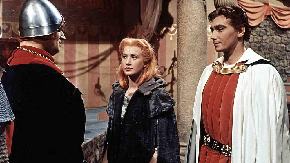 Princezna se zlatou hvězdou (1959).
Princezna se zlatou hvězdou je volnou adaptací lidové slovenské pohádky, jak ji zaznamenala Božena Němcová, obětavá sběratelka klenotů lidového vypravěčského umění. Motivy pohádky, která poprvé vyšla roku 1846 ve sbírce „Národní báchorky a pověsti“, použil po více jak sto letech básník, dramatik a filmař K. M. Walló. Napsal podle ní veršovanou divadelní hru pro děti, která měla premiéru na podzim roku 1955 v pražském Divadle Jiřího Wolkera. Tato hra se později stala podkladem filmového scénáře stejnojmenné pohádky, kterou natočil v roce 1959 Martin Frič. Klasická filmová pohádka nepostrádá nic z toho, co má každá správná pohádka mít. Je tu krásná princezna Lada, jejíž čelo zdobí zlatá hvězda, její otec, hodný, ale poněkud povolný vladař, zlý král Kazisvět, který vtrhne do království a žádá ruku princezny, moudrá chůva a spravedlivý princ Radovan. Ale také myší kožíšek, který skryje princezninu krásu při útěku z království.