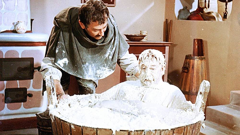 Dařbuján a Pandrhola (1959).
Havíři Kubovi a jeho ženě Markýtce přinesla vrána dvanácté dítě. Havířina nenese a proto jde Kuba poprosit bohatého sládka Pandrholu o trochu jídla pro hladové děti, ale ten ho odmítne. Kuba hledá kmotra pro své dítě. Odmítne Pánaboha i čerta, protože je považuje za nespravedlivé vůči chudým lidem a vybere Smrťáka. S jeho pomocí se Kuba stane zázračným doktorem. Od bohatých si nechá platit a chudé léčí zdarma. Když onemocní Pandrhola, Kuba ho nechce léčit. Vymyslí si nesmyslné úkoly a když je sládek splní, vyléčí ho i přes Smrťákův zákaz. Sládek nechá Smrťáka zavřít do sudu a lidé, ani zvířata nemohou zemřít…