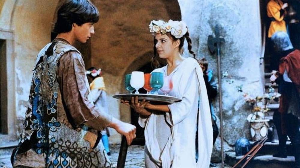 O statečném kováři (1983).
Hrdinou příběhu je silný a odvážný mladý kovář s dobrým srdcem. Jmenuje se Mikeš a stejně jako jeho otec i on zatouží vydat se do světa na zkušenou. Cestou se spřátelí se dvěma mladými siláky, mlynářským pomocníkem Matějem a pacholkem Ondrou. Když se dovědí o třech krásných princeznách, které záhadně zmizely, přesvědčí Mikeš své lenivé společníky, aby se vydali ztracené královské dcery hledat. Po dlouhé cestě plné překážek se jim podaří zjistit, že princezny unesl zlý Černý král. Když se Mikešovi podaří přelstít ohyzdnou babici, a výměnou za její utržený vous získat její služby, podaří se jim osvobodit dvě ze tří princezen. Boj o záchranu třetí, nejkrásnější princezny však bude mnohem obtížnější.