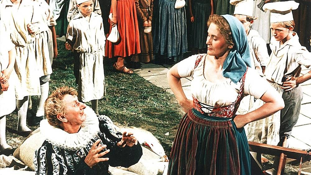 Byl jednou jeden král... (1955).
Král Já I. (J. Werich) má tři dcery – Drahomíru (I. Kačírková), Zpěvanku (S. Májová), nejvíce však miluje svou nejmladší Marušku (M. Dvorská). Ta ho však raní, když mu na otázku – Jak ho má ráda – odpoví, že jako sůl. Král Marušku vyžene a zakáže v království používat sůl. Tím však způsobí mnoho trampot všem i sobě. Teprve návrat Marušky, která tu dobu prožila u hodné stařenky-kořenářky a mladého rybáře (V. Ráž), a dar stařenky – nevyčerpatelná solnička, ukončí všechna strádání a potvrdí se lidová moudrost, že sůl je nad zlato a láska je solí života. V barevné filmové pohádce opět zvítězí dobro nad zlem a moudrost nad hloupostí.