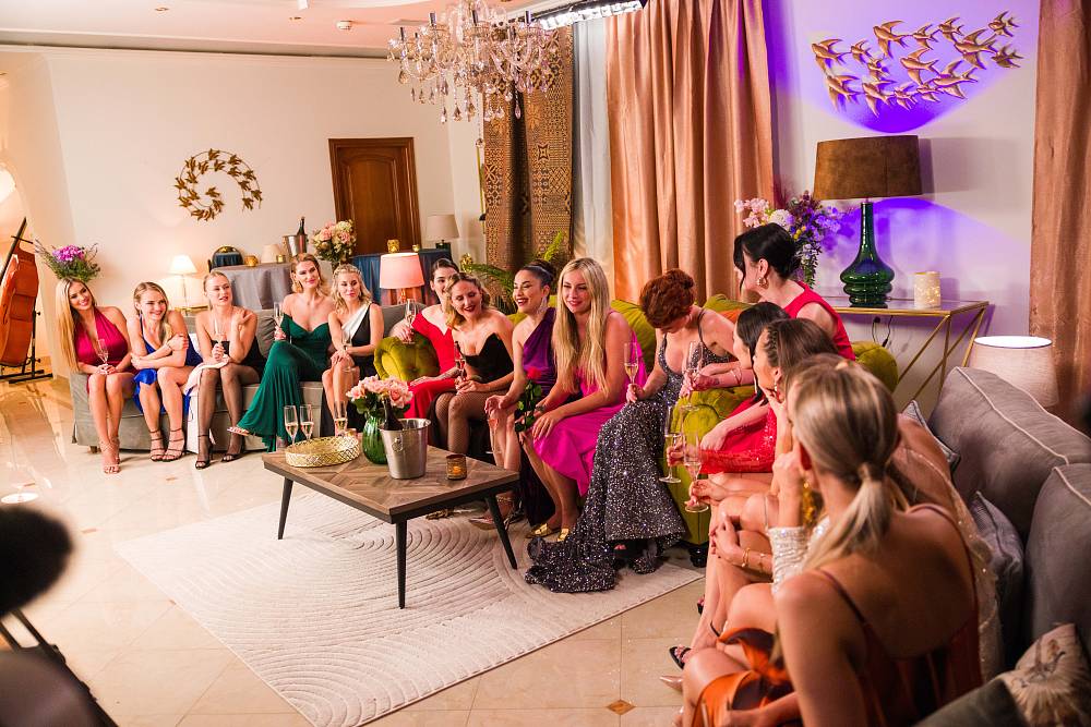 Bachelor Česko aneb Válka růží pokračuje: O pospolitosti nemůže být ani řeč. Nechybí ani krokodýlí slzy při vyřazení další dívky