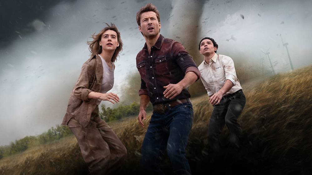 Twisters (2024).
Kate Coopero je bývalá lovkyně bouří, kterou pronásleduje ničivé setkání s tornádem během jejích vysokoškolských studií a která nyní studuje bouřky na obrazovkách v New Yorku. Její přítel Javi ji vyláká zpět na otevřené pláně, aby otestovala nový převratný systém sledování bouří. Tam se její cesty zkříží s Tylerem Owensem, okouzlující a bezohlednou hvězdou sociálních médií, která se vyžívá ve zveřejňování svých dobrodružství při honbě za bouřkami se svou bouřlivou partou, čím nebezpečnější, tím lepší. Jak se bouřková sezóna zintenzivňuje, rozpoutávají se děsivé jevy, které nikdy předtím neviděli, a Kate, Tyler a jejich konkurenční týmy se ocitají přímo v dráze několika bouřkových systémů sbíhajících se nad střední Oklahomou v boji o svůj život.