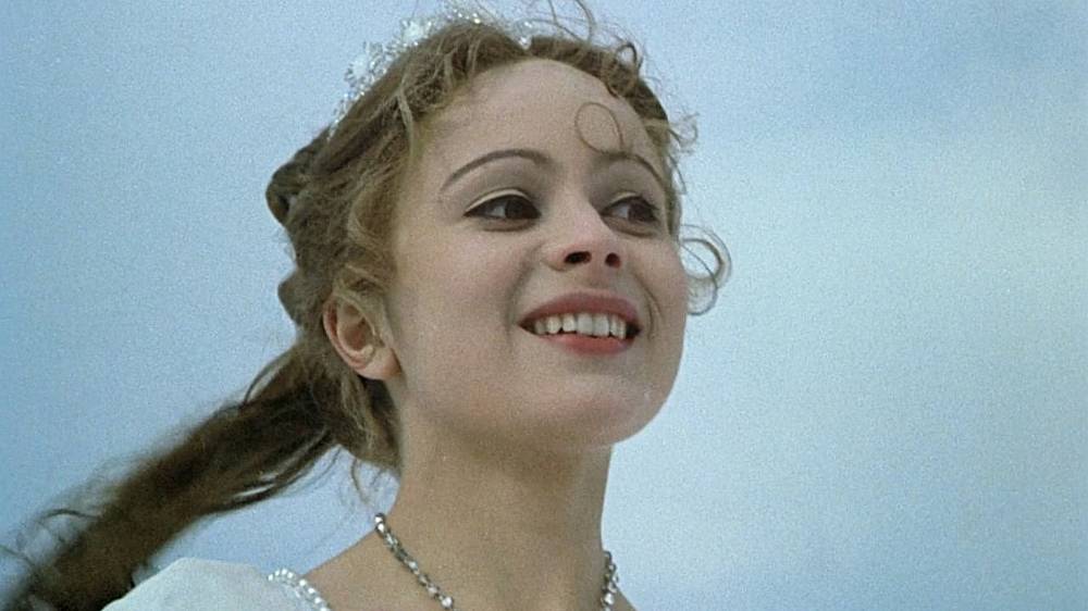 V posledním záběru filmu jedou Popelka (Libuše Šafránková) a princ (Pavel Trávníček) na koních přes zasněženou pláň. Pavel Trávníček při natáčení této scény zapadl i s koněm do sněhu a Libuše Šafránková tak pokračovala v jízdě dál sama, protože scénu nebylo možné kvůli nutnosti použít zasněženou louku beze stop opakovat.